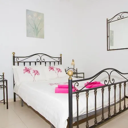 Puerto Del Carmen Sleeps 7 With Pool And Wifi * Puerto del Carmen (Lanzarote)
